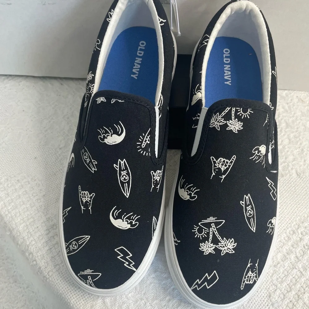 Old Navy Black and White Slip-On Shoes~ Size 5~‎ Summertime